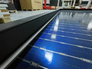 中国<span class=keywords><strong>PV</strong></span>メーカー590W両面ガラスモノソーラーパネル卸売工場価格