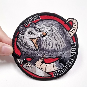 カスタムホワイトフェルト刺繍パッチ発光ロゴ縫い付けアイロン生地バッジカスタム刺繍装飾付き - Product Image 6