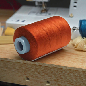 Hilo de coser de poliéster hilado 100% de alta calidad del fabricante 40/2 Overlock de patrón teñido de alta tenacidad - Product Image 2