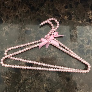 Sẵn Sàng Để Tàu Đáng Yêu Trắng Màu Hồng Quần Áo Nhựa Ngọc Trai Bead Móc Áo Cho Quần Áo - Product Image 2