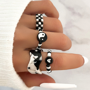 女性用4ピースレトロ黒と白のコントラストカラーミレットビーズリング陰陽ゴシップアクリル樹脂リング