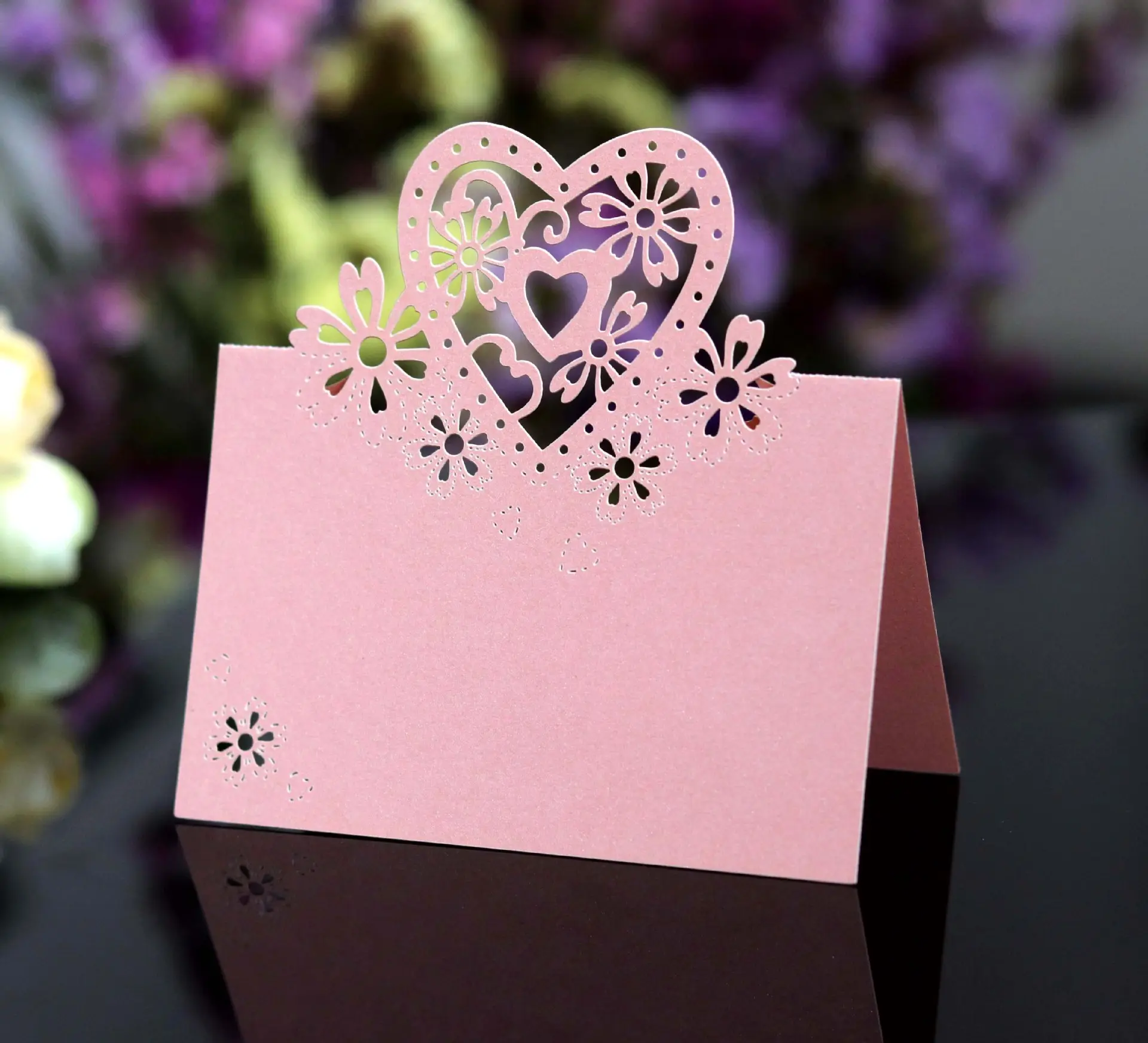 MU toptan aşk kalp oturma adı kartları lazer kağıt masa düğün parti festivali dekorasyon malzemeleri için tebrik kartları