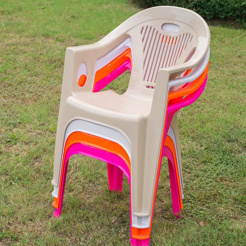 Accoudoirs empilables Offre Spéciale PP Chaise de salle à manger Fauteuil en plastique de patio simple extérieur