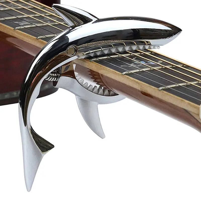 Capo dall'aspetto squalo personalizzato per chitarra capotasto per chitarra acustica con accordatore capotasto per chitarra in metallo Shark