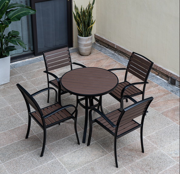 Table de jardin horizontale et quatre chaises