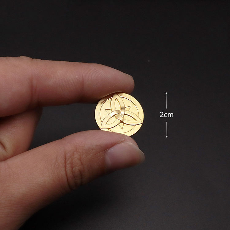 เหรียญโมราขนาดเล็กหนึ่งเหรียญ