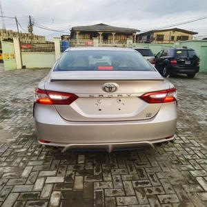 2018 <span class=keywords><strong>camry</strong></span> toyota משמש היגוי שמאל אוטומטי תיבת הילוכים טורבו מנוע מתכת עור כהה אור R16 חשמלי היברידית אפשרויות