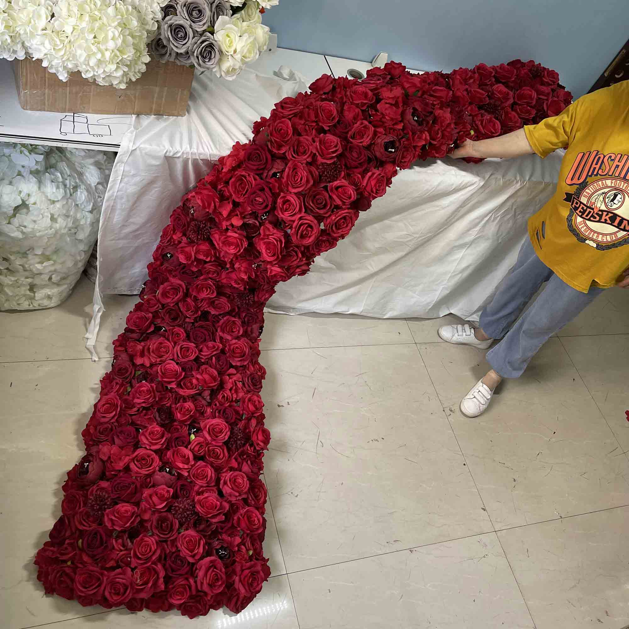 Coureur de fleurs rouges