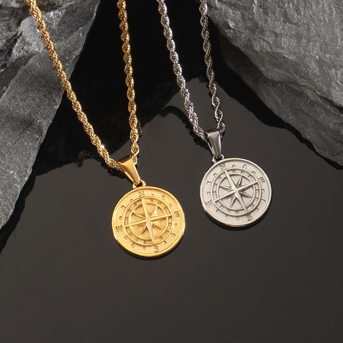 Pendentif boussole avec chaîne en corde_1