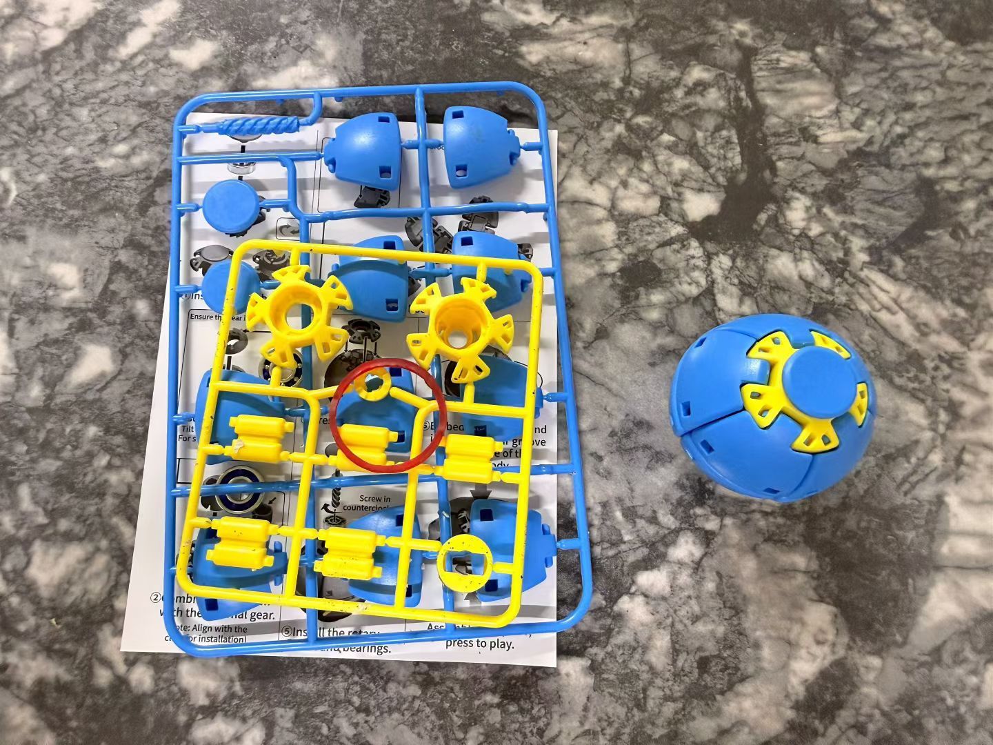 Boule rotative bleue à faire soi-même - à partir d'une assiette