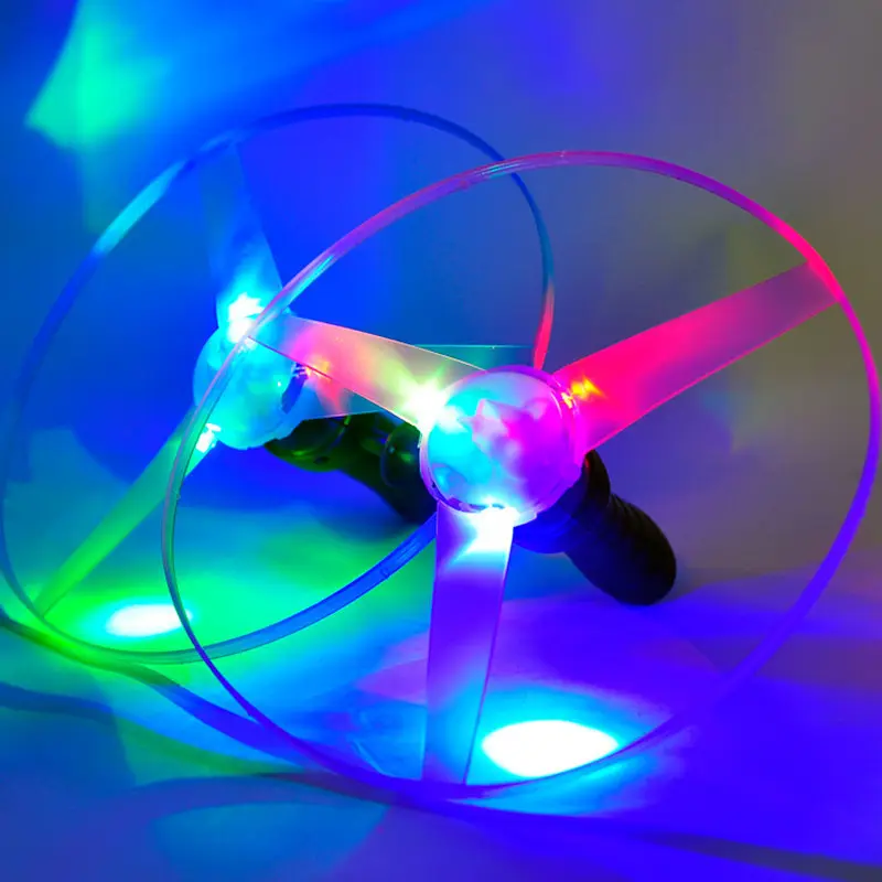 Niedrigster Preis lustige Kunststoff Hand Rotation Push LED blinkende Spielzeug fliegende Untertasse Outdoor-Spielzeug Pull Line leuchten fliegende Untertasse Spielzeug