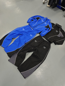 ओएम कस्टम लोगो को प्रतिबिंबित करने वाले नायलॉन ट्रैकसूट पुरुषों के विंडब्रेकर ट्रैकसूट नायलॉन ने पुरुषों के लिए सफेद पिपिंग पट्टियों को सेट किया - Product Image 3