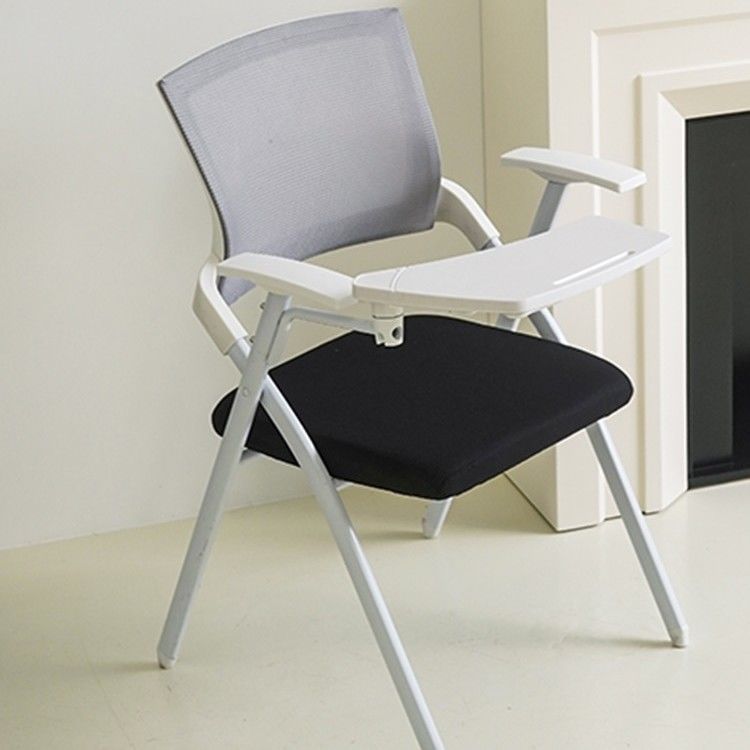 Silla individual con estructura blanca.