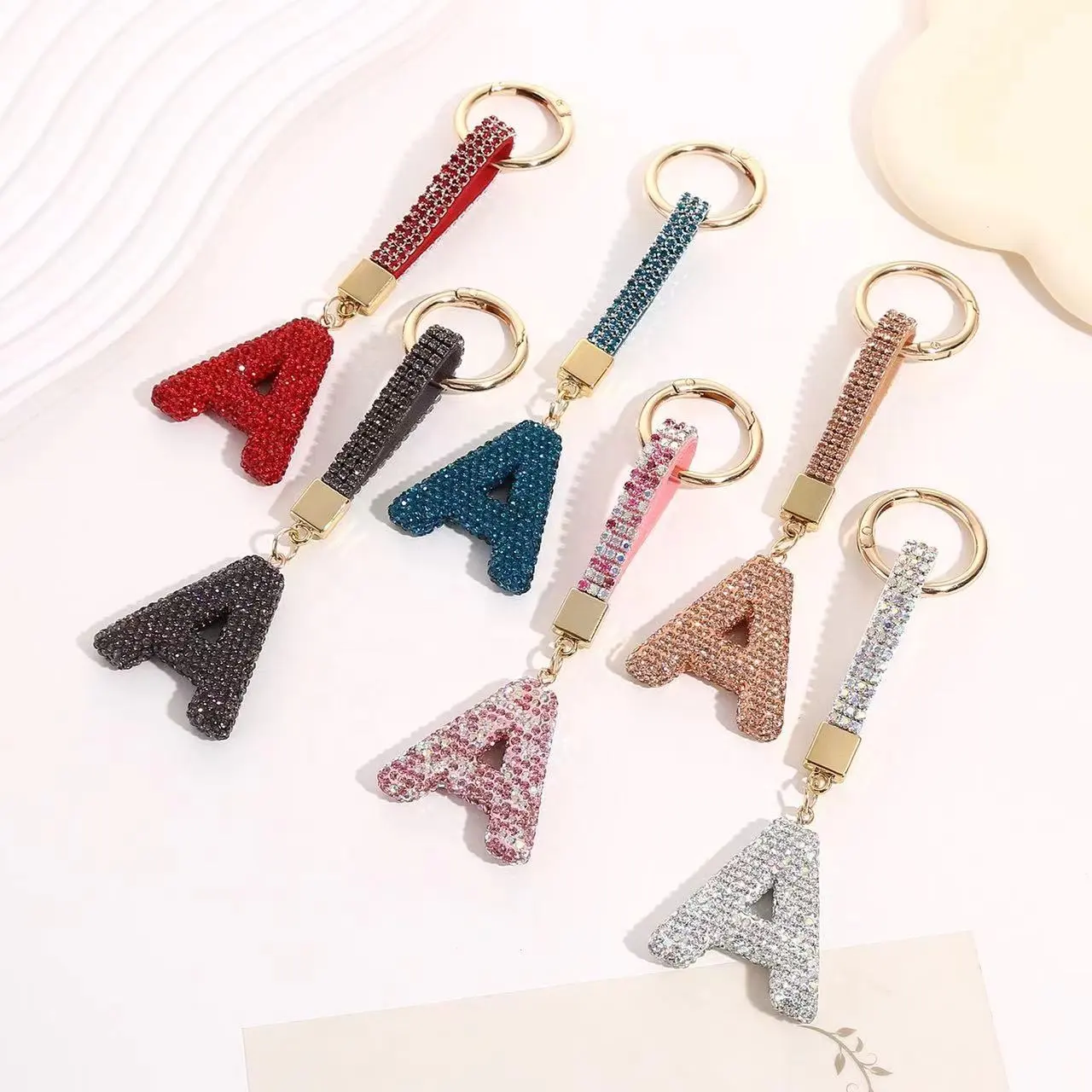 2023 Hot Selling Glitter Bling Crystal Rhinestone Alphabet Key Chains Customized Letter Coin Key chain Promotional Keychains