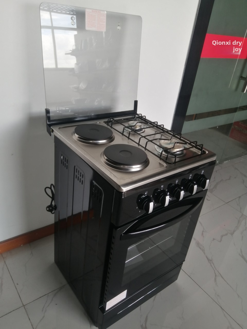 Horno de 2 quemadores a gas y 2 eléctricos con utensilios de cocina.