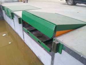 Los puertos de carga y descarga del edificio de la fábrica se pueden equipar con carretillas elevadoras y niveladoras de muelle de gran carga