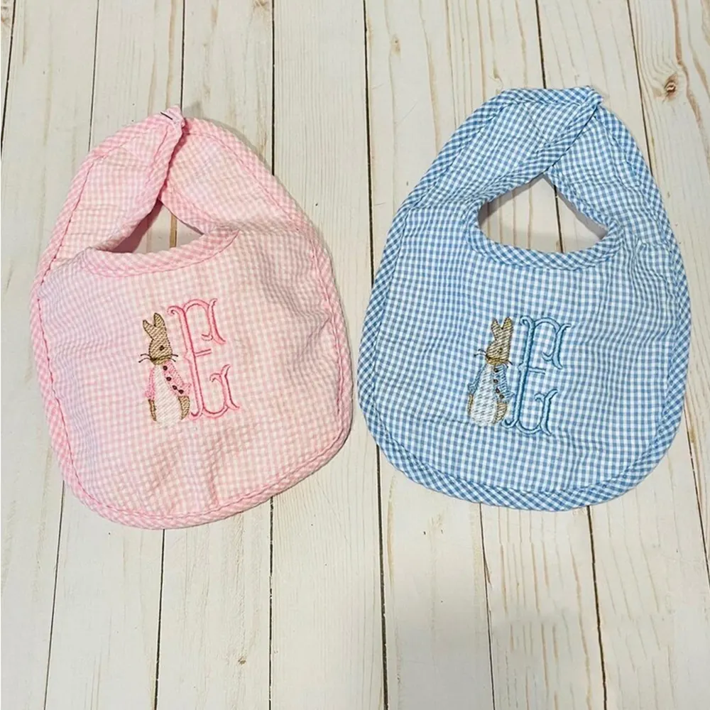 Bavoir pour bébé Lapin de Pâques brodé en seersucker respirant vichy monogramme personnalisé