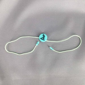 シールタグ用のエンボス加工されたロゴ印刷衣服ハングタグ付きのカスタム丸型プラスチックシールタグ - Product Image 5