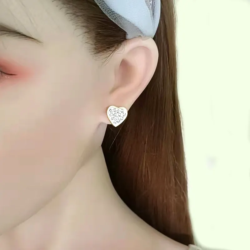 Pendientes de acero de titanio versión coreana de moda popular, con diamantes de amor, tendencia roja, temperamento femenino