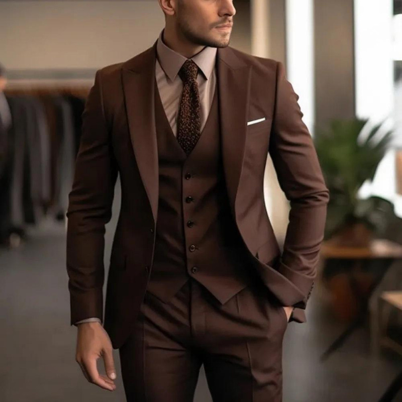 Gilet marrone e pantaloni eleganti