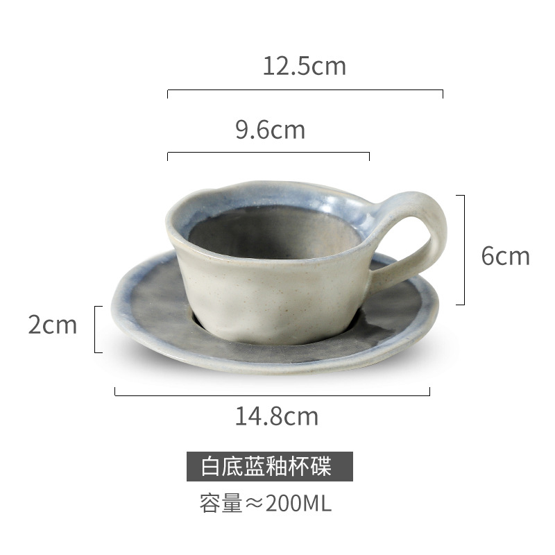 Taza y plato con esmalte azul sobre fondo blanco - 200