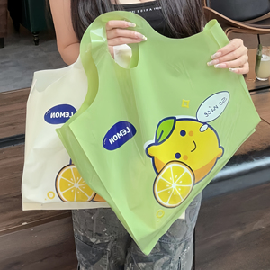 卸売カスタム印刷ロゴPeリサイクル小売再利用可能ブラックプラスチックポリトートキャリアショッピングバッグソフトループハンドル付き - Product Image 1