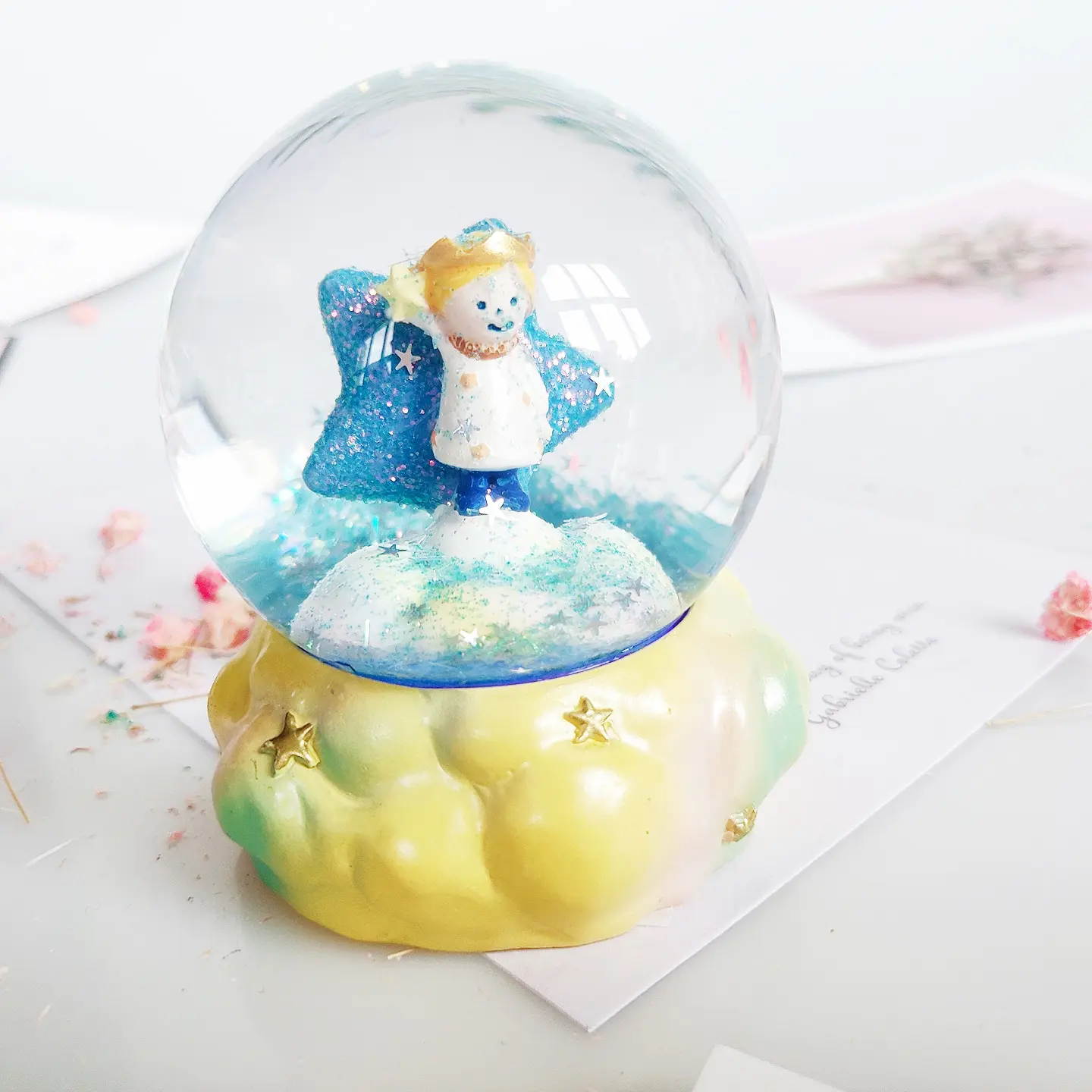 Personalizado 80mm Iluminado Príncipe Decoração de Natal Artificial Snowball Snow Globe Feito de Resina De Vidro Para Presentes Decoração Para Casa