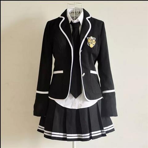 Style tout noir pour femme avec badge