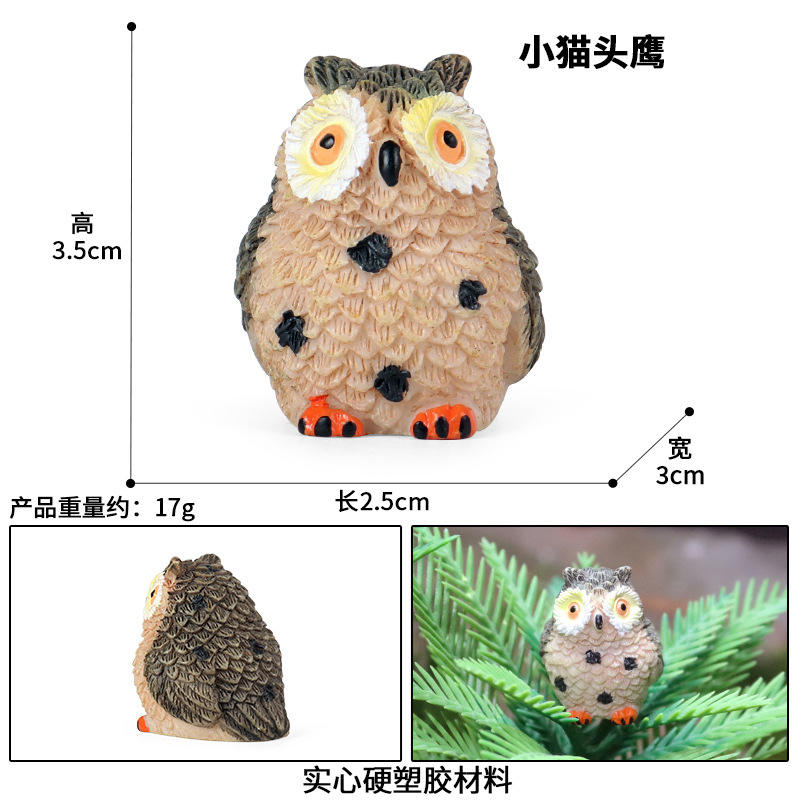 Petit hibou avec pieds nus