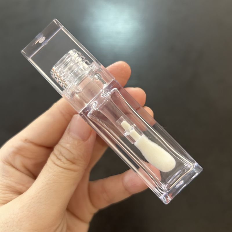 Tube transparent de 10 ml avec gros applicateur.