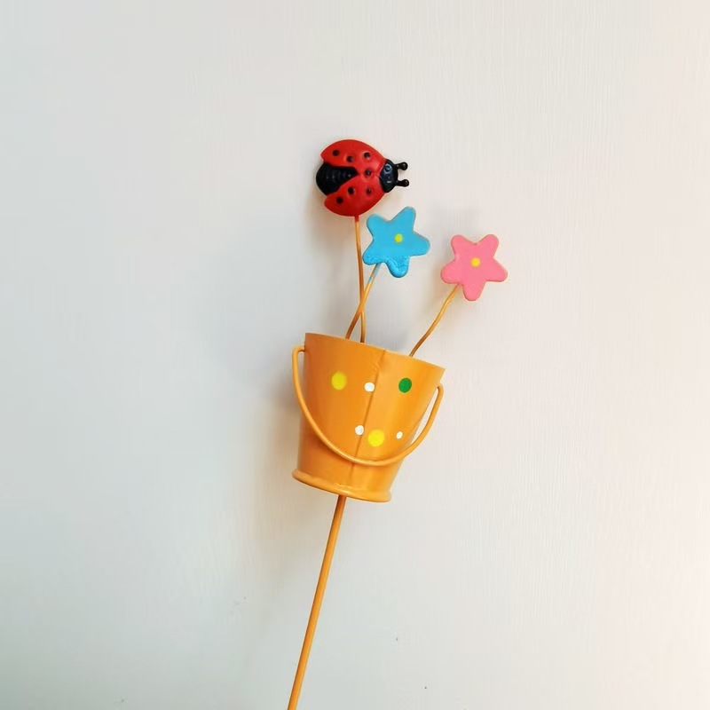 Petit seau coléoptère orange