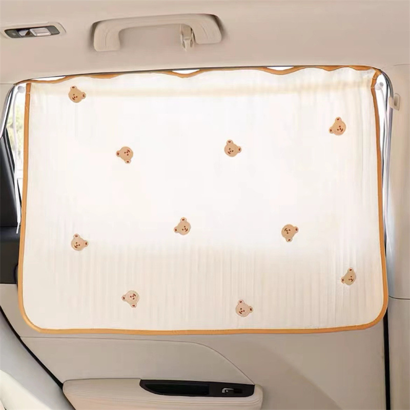 Cortinas acolchadas y bordadas con cabeza de osito.