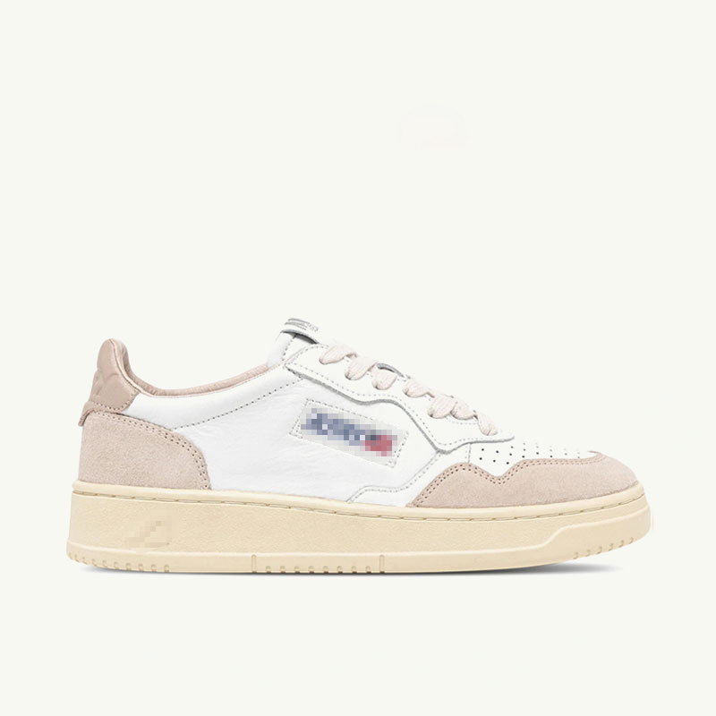 Bianco grigiastro con coda marrone