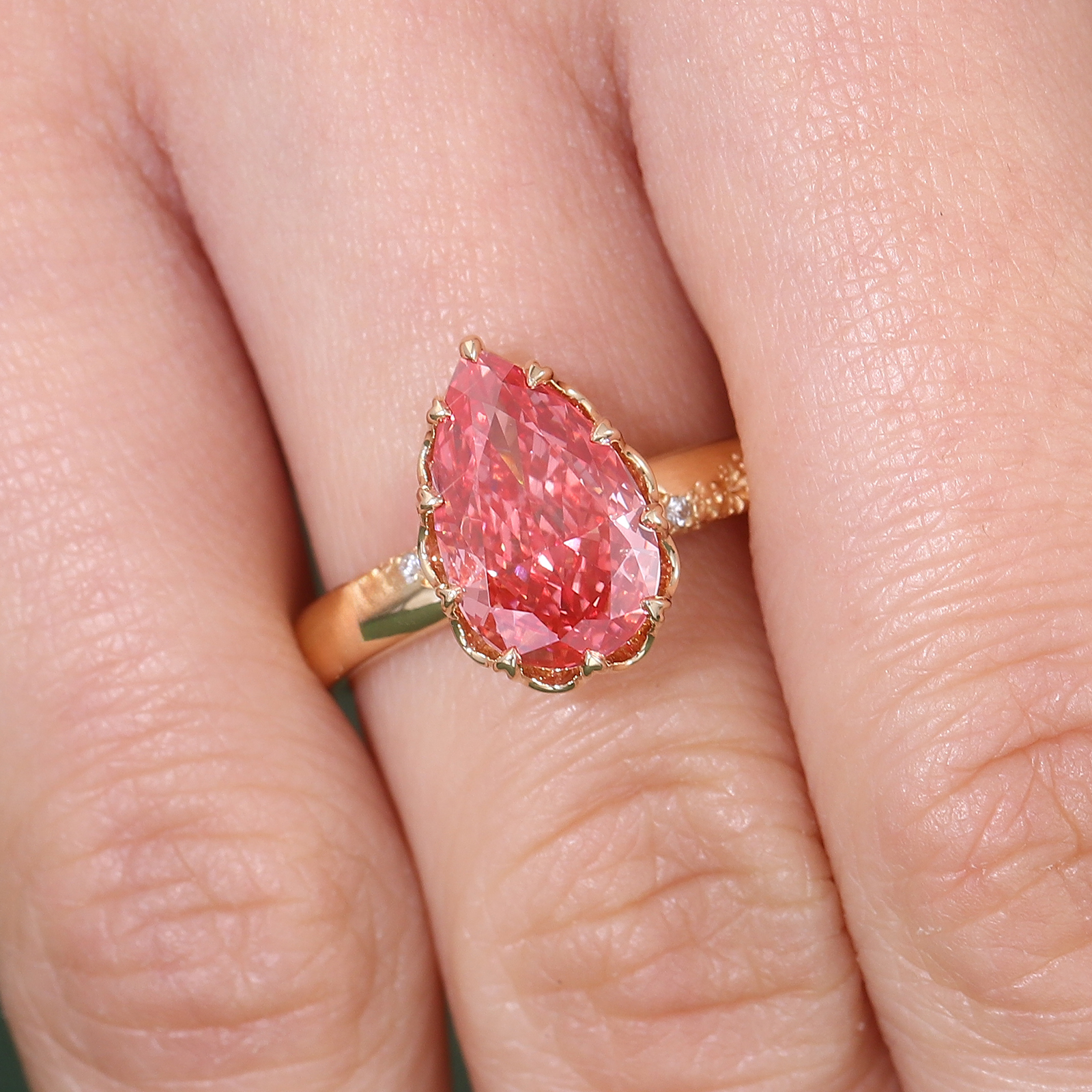 Anillo de oro macizo de 18k con diamante de laboratorio