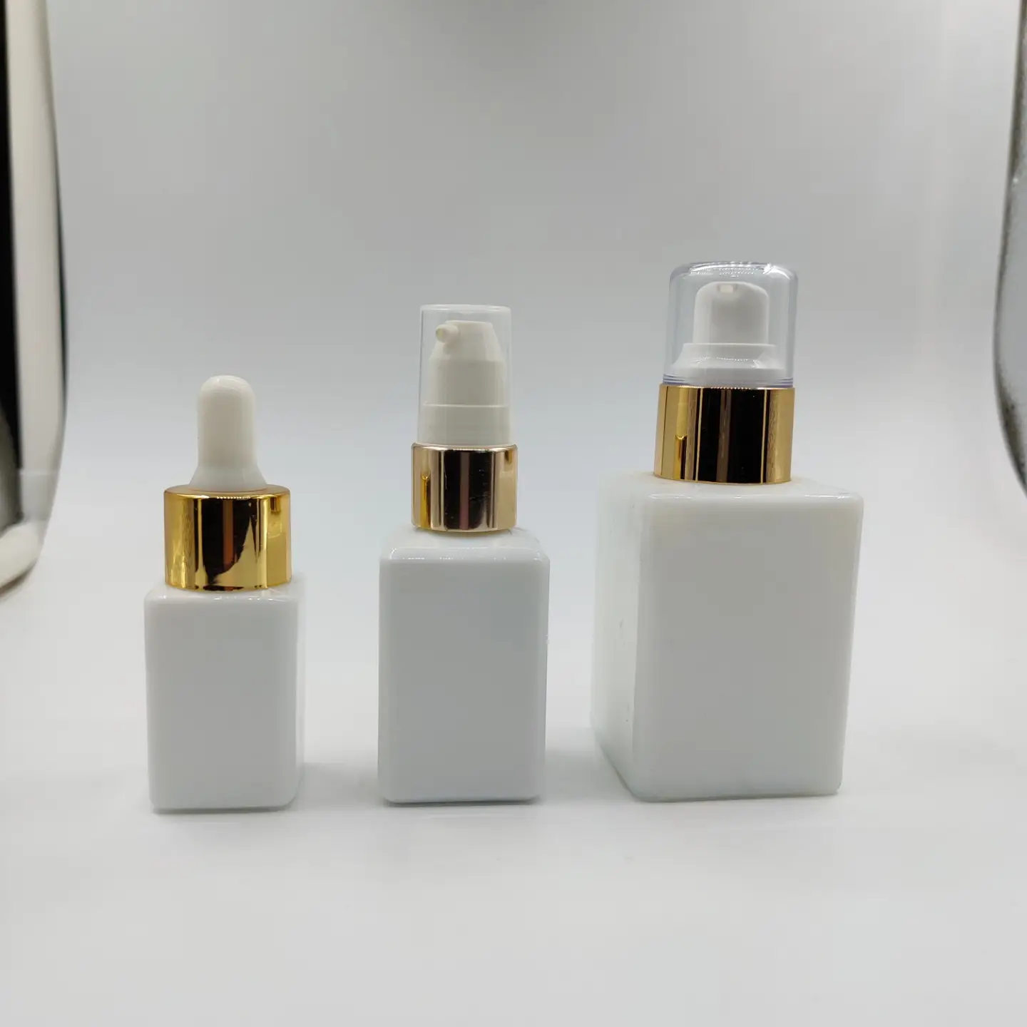 Kozmetik konteyner opal beyaz pompa ile 15 ml küçük cam şişe serum şişesi