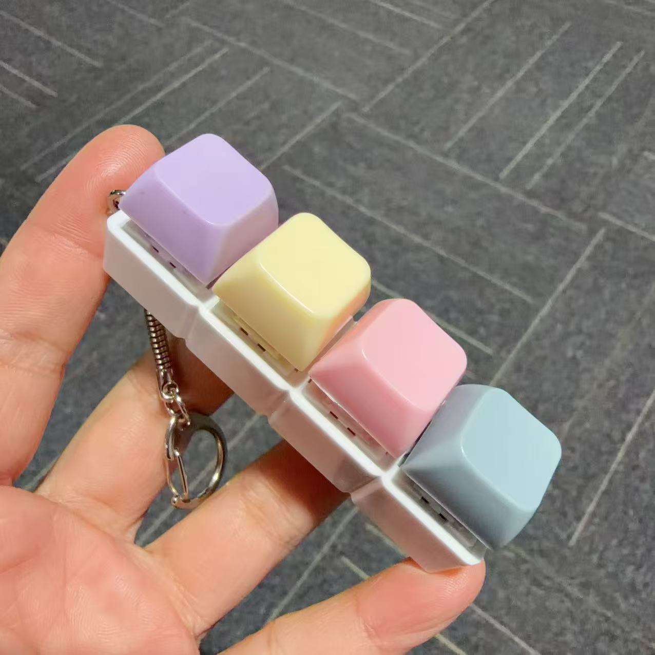 Coque blanche à quatre boutons - violet clair, jaune clair, rose clair et gris