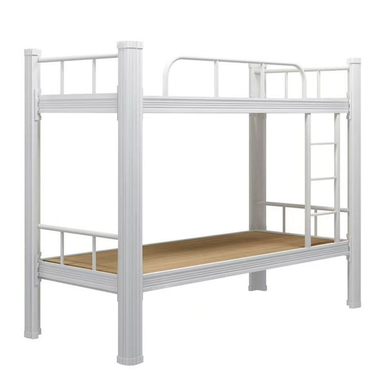 Lit blanc avec planche de bois