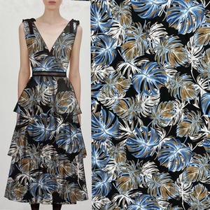 简约多样的叶子雪纺涤纶氨纶面料用于服装 - Product Image 1