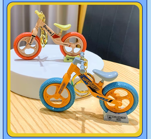 卸売かわいいプラスチック組み立ておもちゃ3Dミニフットレスト自転車形状キーホルダー新しいゴムミニ子供バランスバイクキーホルダー