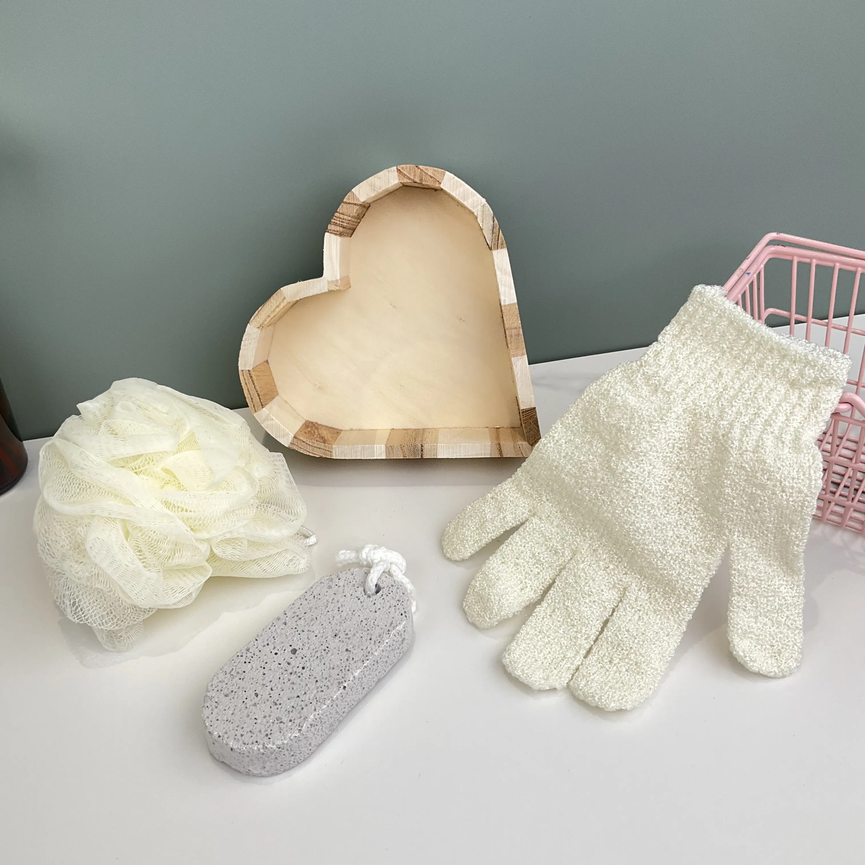 2024 Nice Design Wholesale Promotional 3PCS Heart Shape Wooden Spa Set Bath Body Accessories Gift Set Brush Sponge