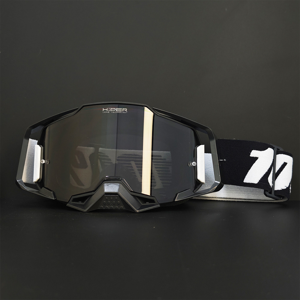 Gafas con montura negra y lentes negros.