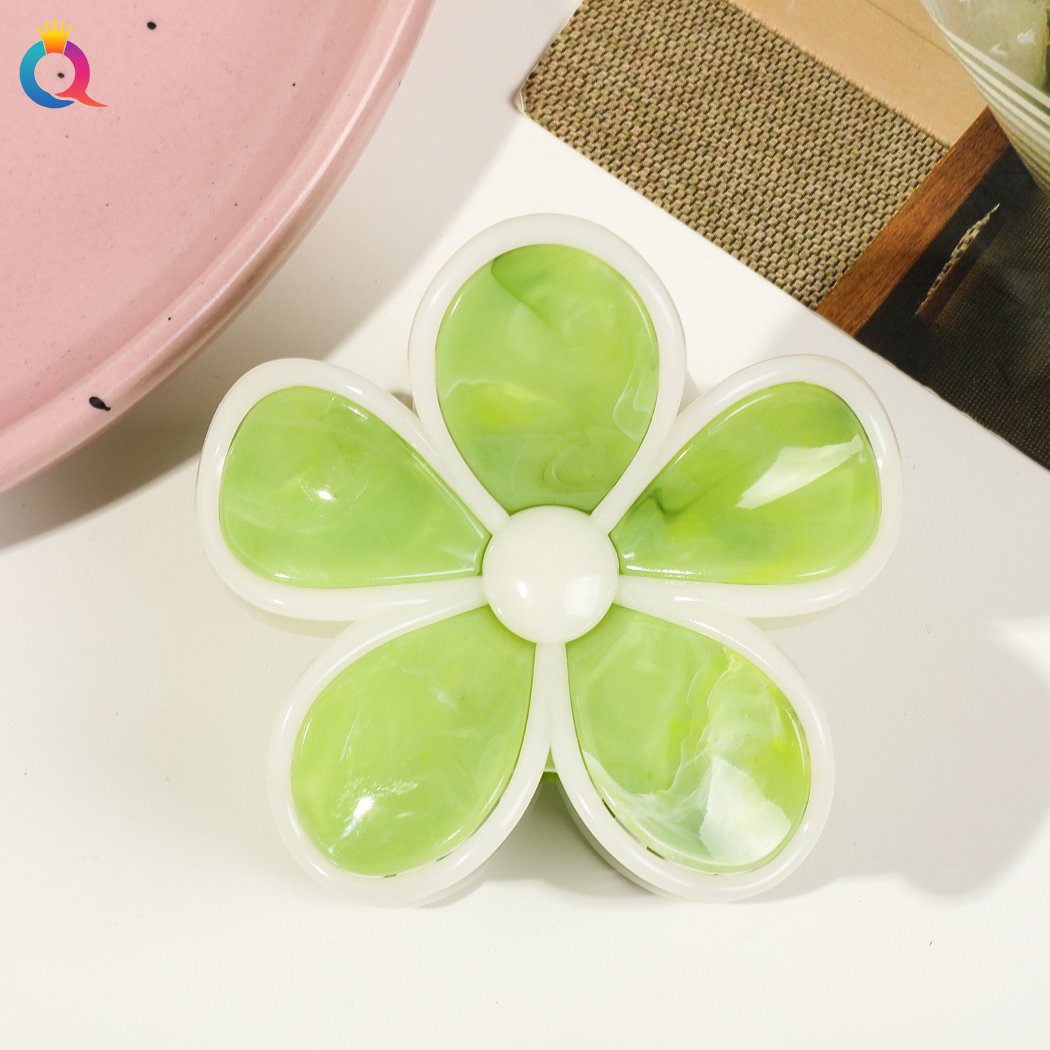 Fleur-fruit à cinq pétales bordée de beige vert