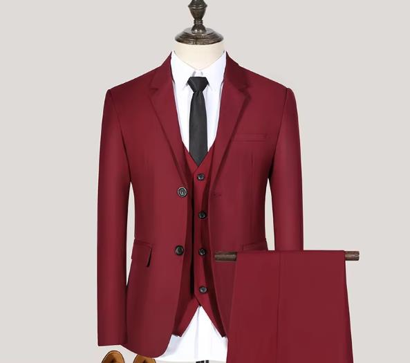 Ensemble veste, gilet et pantalon bordeaux à deux boutons.