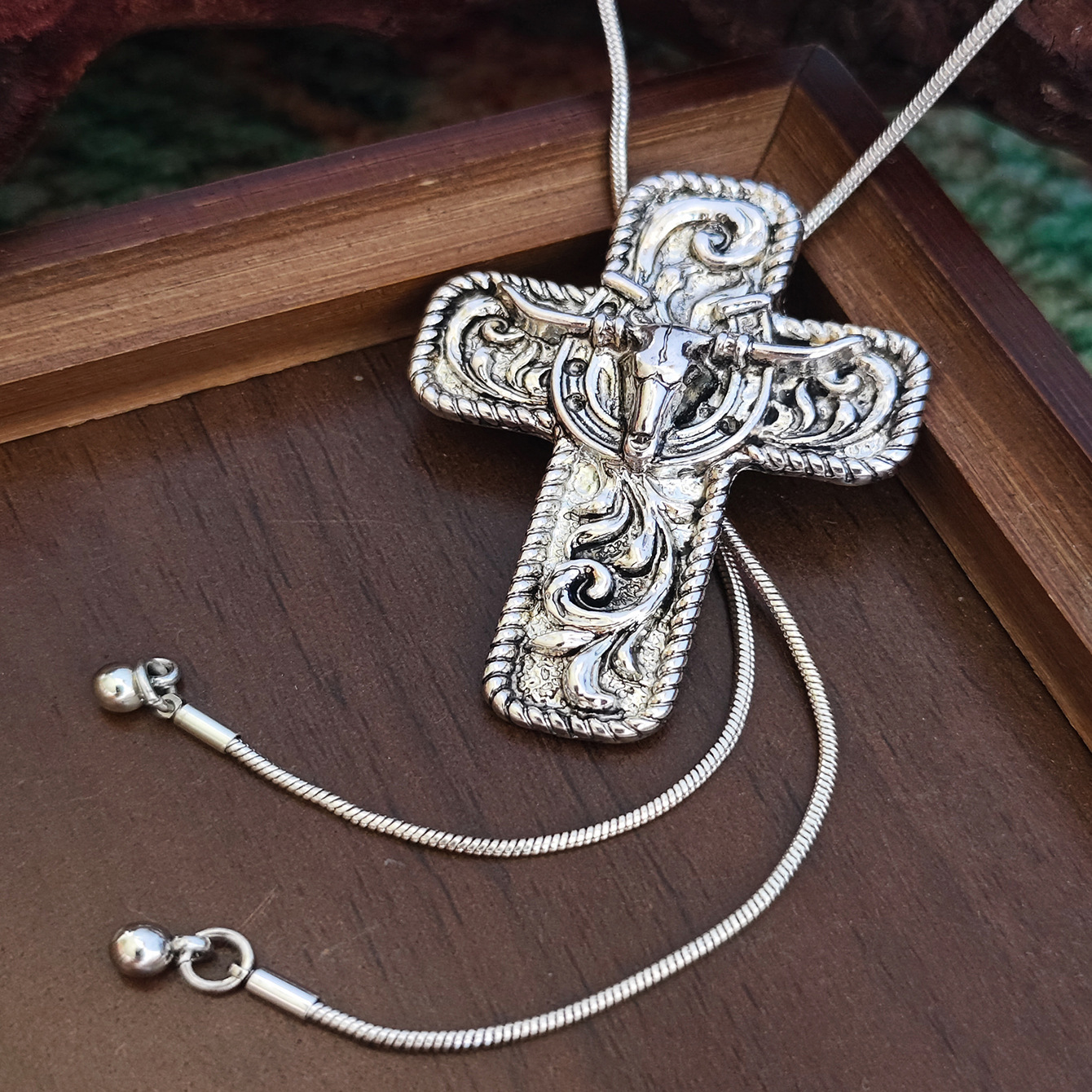 Bullhead cross in silver