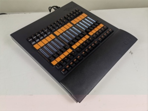 RGB подсветка Электрический толкающий стержень трещины 256 доменов Профессиональный контроллер сценического освещения M2 система управления фейдером крыло dmx консоль - Product Image 5