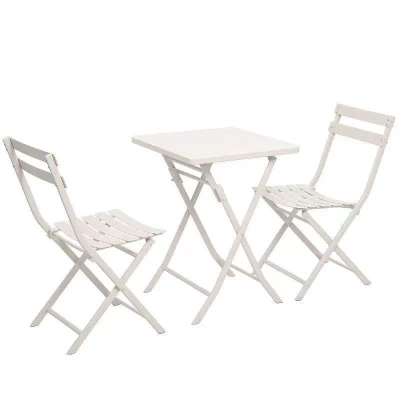 Table carrée blanche en fer forgé avec 2 chaises et 1 table carrée pliante.