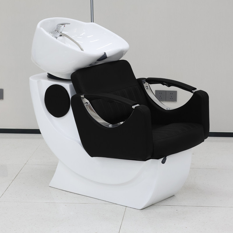 Cama reclinable blanca con cuero negro.