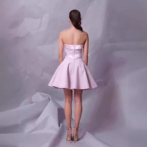 Женское короткое платье без бретелек с бантом