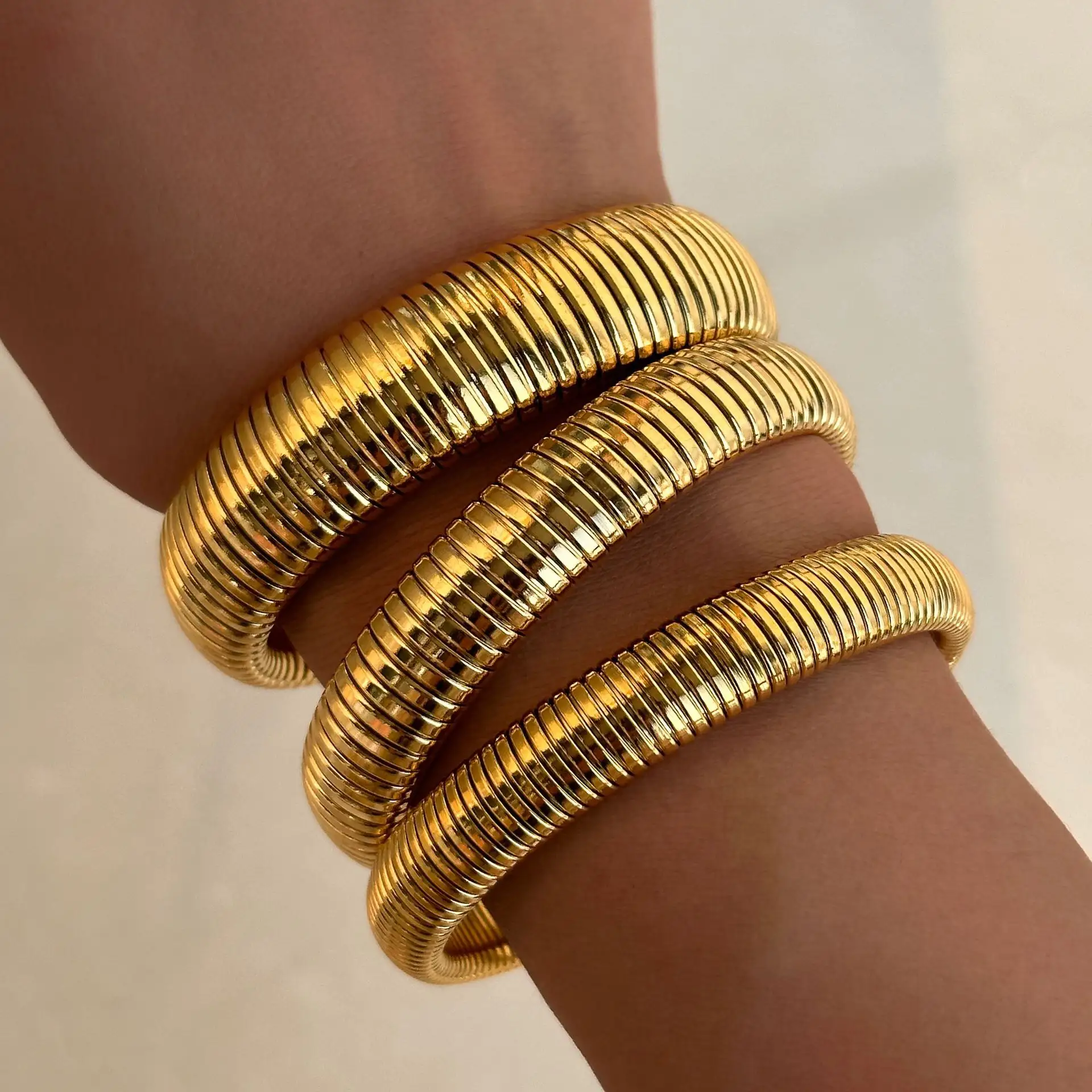 Brazaletes y brazaletes en espiral de serpiente de acero inoxidable a la moda, pulsera de Cobra única gruesa chapada en oro de 18 quilates, joyería para mujer