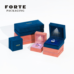 フォルテベルベット<span class=keywords><strong>led</strong></span>ジュエリーパッケージリング<span class=keywords><strong>led</strong></span>ボックスカスタムロゴリングボックス<span class=keywords><strong>LED</strong></span>ライトギフト包装ジュエリーボックスライト付き